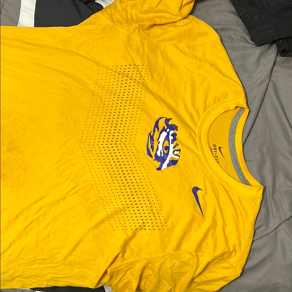 Nike Men's Yellow Graphic T-Shirt